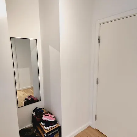 Spacious 120 Metres From Metro Apartment *