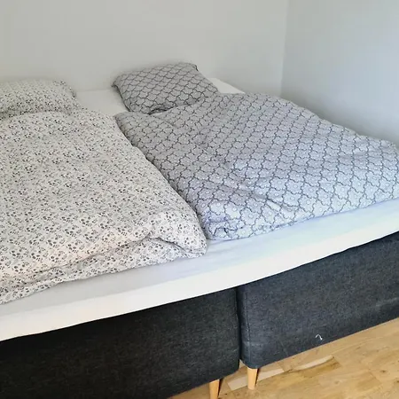Spacious 120 Metres From Metro Apartment *