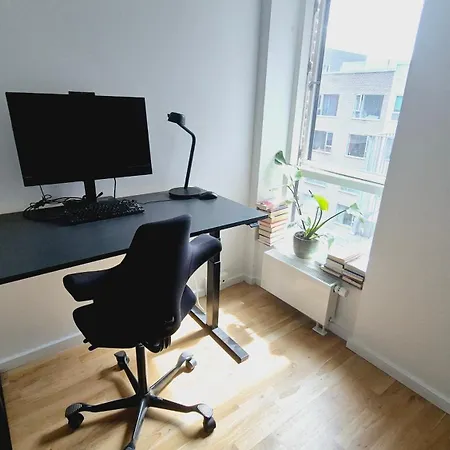 Spacious 120 Metres From Metro 公寓 *